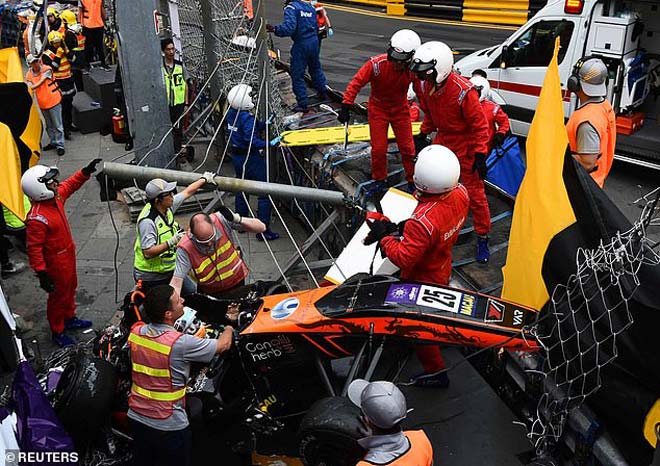 Mỹ nhân làng đua xe dính tai nạn kinh hoàng: Xe bay 278 km/h - 1