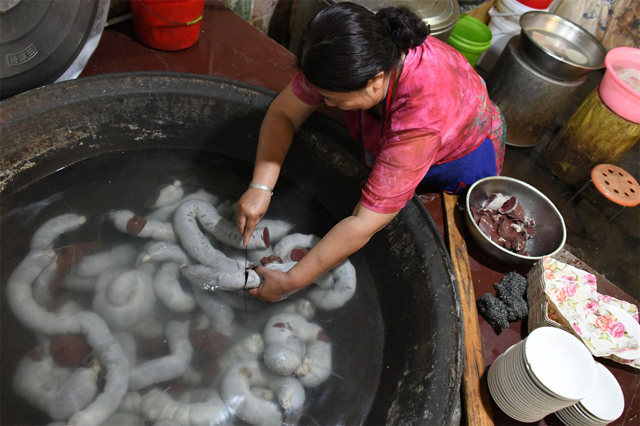 Bán món ăn dị nhìn như giun khổng lồ, tháng kiếm gần 400 triệu &#34;ngon ơ&#34; - 1