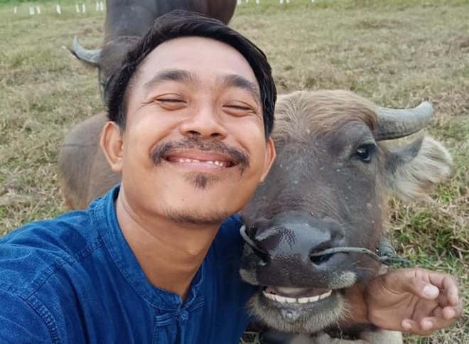 Anh nông dân Thái Lan trở thành &#34;hiện tượng Facebook&#34; nhờ ảnh selfie với trâu - 1