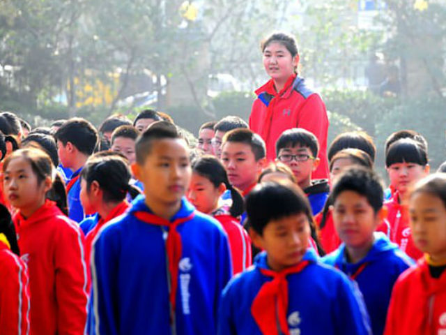 Nữ sinh 11 tuổi cao 2,1m bỗng trở nên khổng lồ giữa đám bạn học - 1