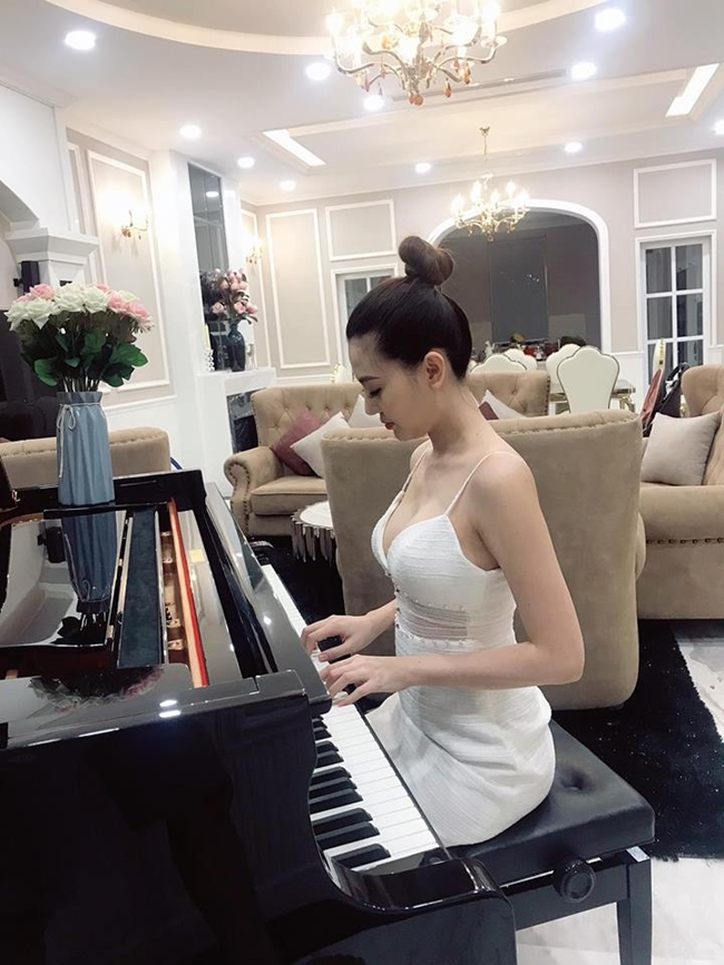 Ngọc Duyên ngồi chơi đàn piano trong một góc phòng khách của căn biệt thự triệu đô.
