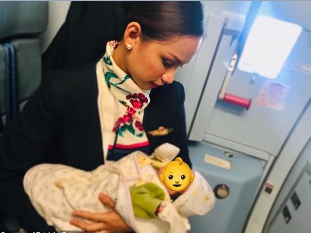 Tình huống khiến tiếp viên Philippines cho con của khách bú trên máy bay