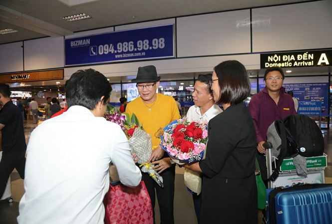 Fan đón Tuấn Vũ tại sân bay, đề nghị mổ trâu thiết đãi nam ca sĩ - 1