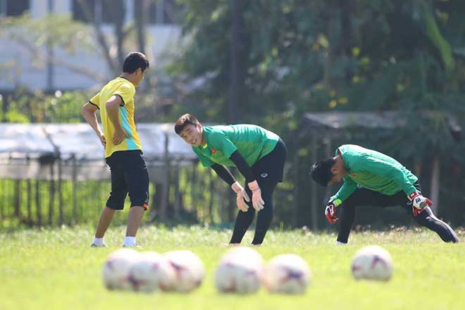 ĐT Việt Nam đấu Campuchia: HLV Park Hang Seo bàn mưu trên cỏ - 13