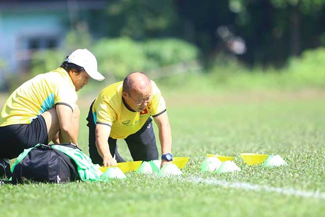 ĐT Việt Nam đấu Campuchia: HLV Park Hang Seo bàn mưu trên cỏ - 12