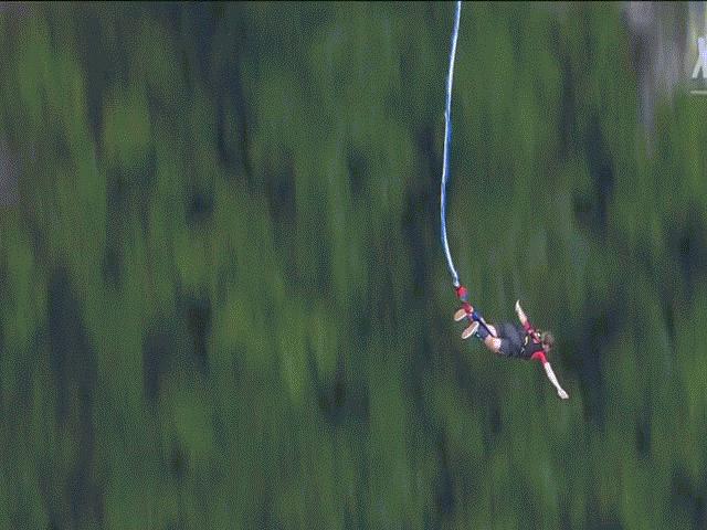 ”Rụng tim” với trò nhảy bungee trên cầu thủy tinh cao nhất thế giới