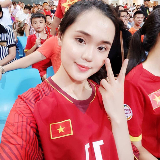 Nguyễn Quỳnh Anh (22 tuổi, Hà Nội) - bạn gái cầu thủ Duy Mạnh, là gương mặt không còn xa lạ với người mâm mộ bóng đá nước nhà. 