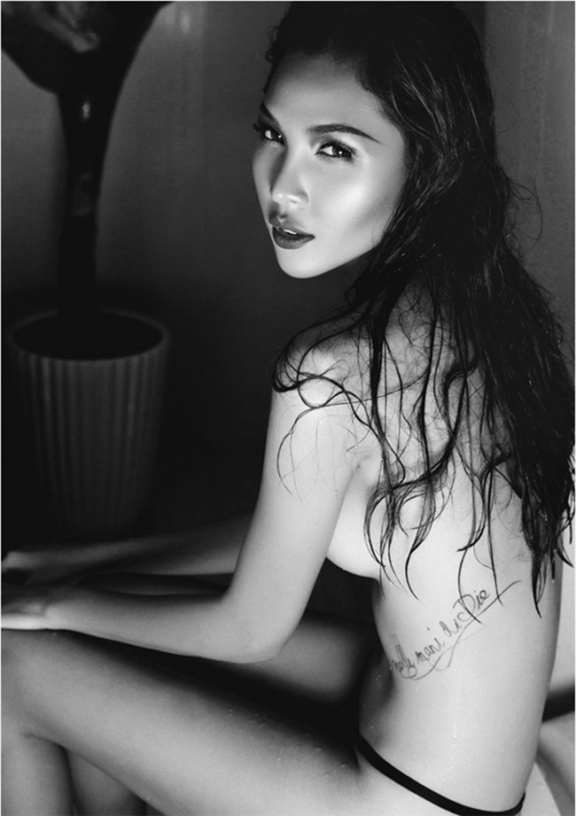 Trong bức ảnh bán nude, Minh Triệu khoe hình xăm vô cùng sexy bên mạn sườn.