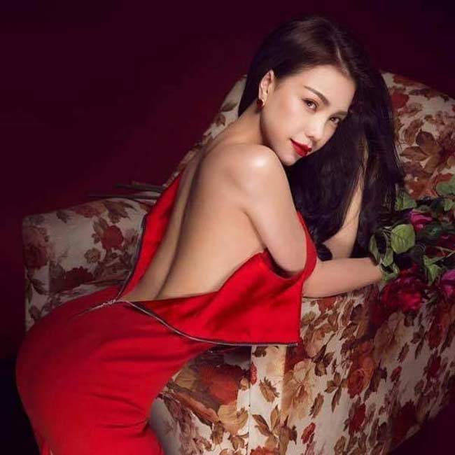 Mặc dù khá thường xuyên tung ra những bộ hình nóng bỏng, sexy nhưng đây&nbsp;là lần hiếm hoi Trà Ngọc Hằng chụp ảnh nude.