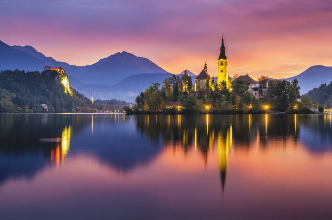 Bled, Slovenia: Thị trấn nhỏ nằm trên bờ hồ cùng tên nổi tiếng với các lầu đài cổ và một hòn đảo nhỏ có nhà thờ ở giữa hồ.