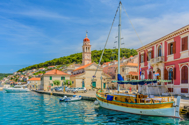 Pučiśća, Croatia: Nằm trên hòn đảo Brač, thị trấn Pučiśća trông lộng lẫy dưới ánh nắng khi các bức tường đá trắng phản chiếu ánh sáng.