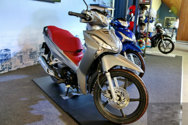 Cụ thể, 2019 Honda Wave 125i bản đĩa đơn có giá đề xuất ở Malaysia chỉ 5.999 RM &#40;33,4 triệu VNĐ&#41;, còn bản đĩa kép có giá đề xuất 6.299 RM &#40;35,09 triệu VNĐ&#41;. Còn ở Thái Lan vào tầm tháng 8/2018, 2019 Honda Wave 125i được niêm yết với giá 52.800 baht &#40;36,89 triệu VNĐ&#41; cho bản vành đúc.