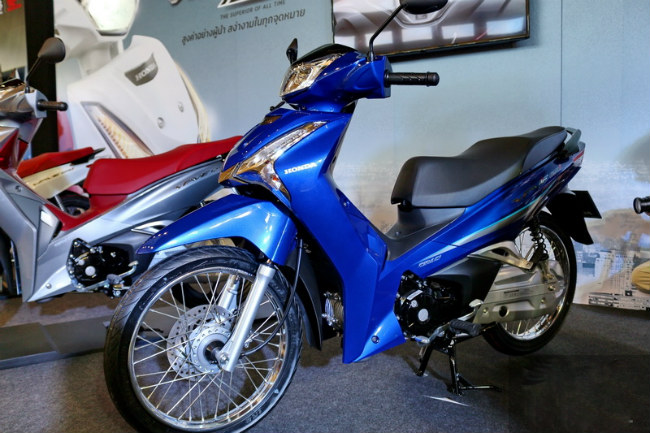 Cận cảnh 2019 Honda Wave 125i bản màu xanh tại Thái Lan.