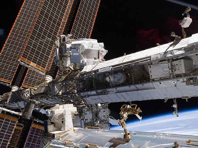 Trạm vũ trụ quốc tế được xây dựng ngoài không gian như thế nào?