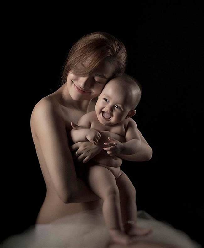 Cô nhanh chóng lấy lại được vóc dáng như lúc son rỗi. Người đẹp sinh năm 1995 còn hạnh phúc khoe ảnh nude chụp cùng con gái.