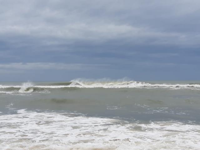 Bão số 9 áp sát đảo Phú Quý, sóng biển dâng cao hơn 2m