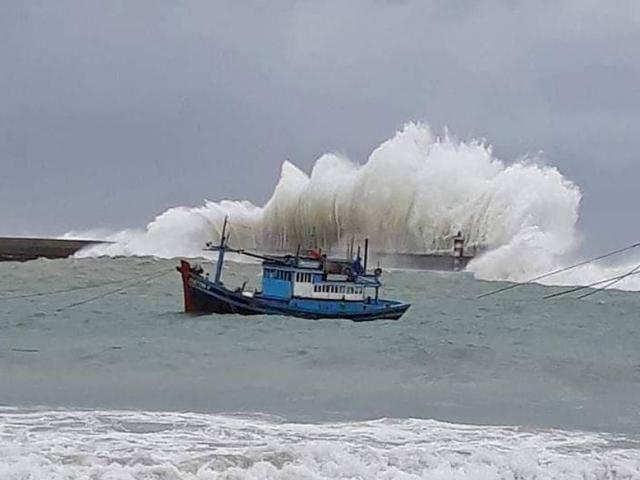 Bão số 9 gây sóng lớn ở đảo Phú Quý, Vũng Tàu nước biển dâng nhanh