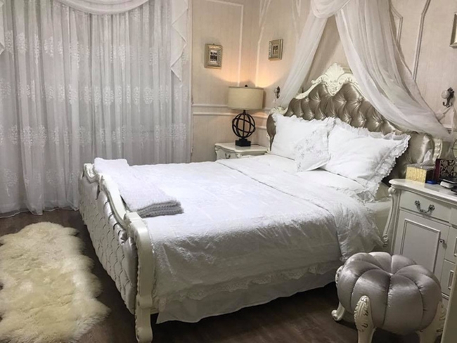 Phòng ngủ của Quế Vân được thiết kế với phong cách hoàng gia, lấy tone trắng làm chủ đạo.