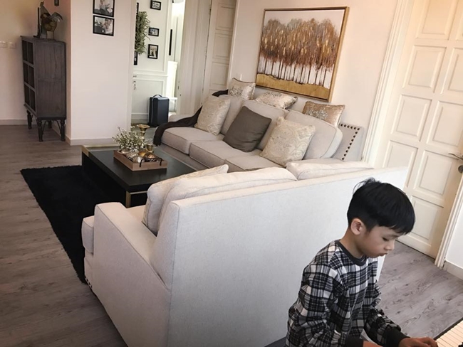 Trong phòng khách, Quế Vân đặt một cây đàn piano để trang trí. Thỉnh thoảng, cô và con trai vẫn dành thời gian tập đàn.
