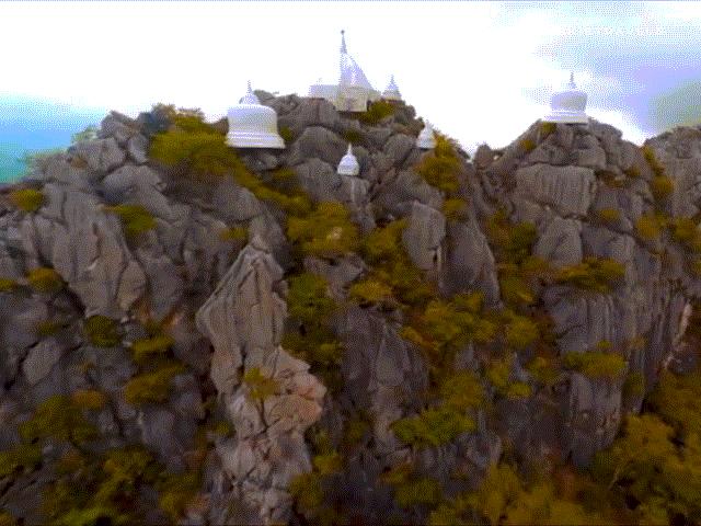Kỳ lạ những ngôi đền thờ trắng nằm trên đỉnh núi cao chót vót