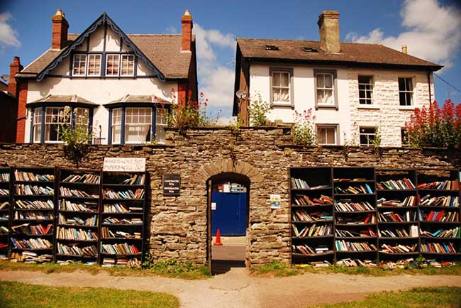 Được bao quanh bởi sách tại thị trấn sách có 1-0-2 trên thế giới - 1