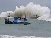 Tin tức trong ngày - Thót tim với sóng cao ngất đập vào Phú Quý trước khi bão số 9 vào