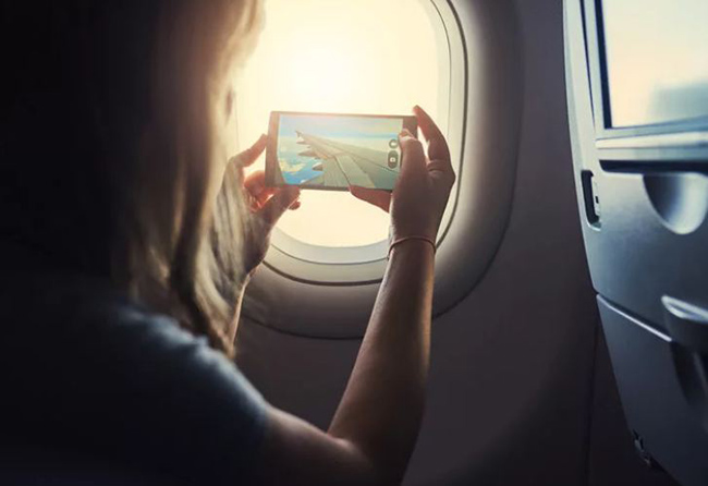 Nếu đây là lần đầu tiên bạn lên máy bay, cố gắng chọn chỗ đẹp sát cửa sổ. Chuẩn bị sẵn sàng cho điện thoại của bạn để chụp một số bức ảnh tuyệt vời, tất nhiên hãy để nó ở chế độ trên máy bay.