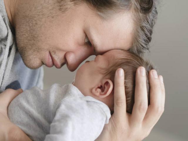 5 bí quyết giúp cha làm dịu cơn khóc của trẻ