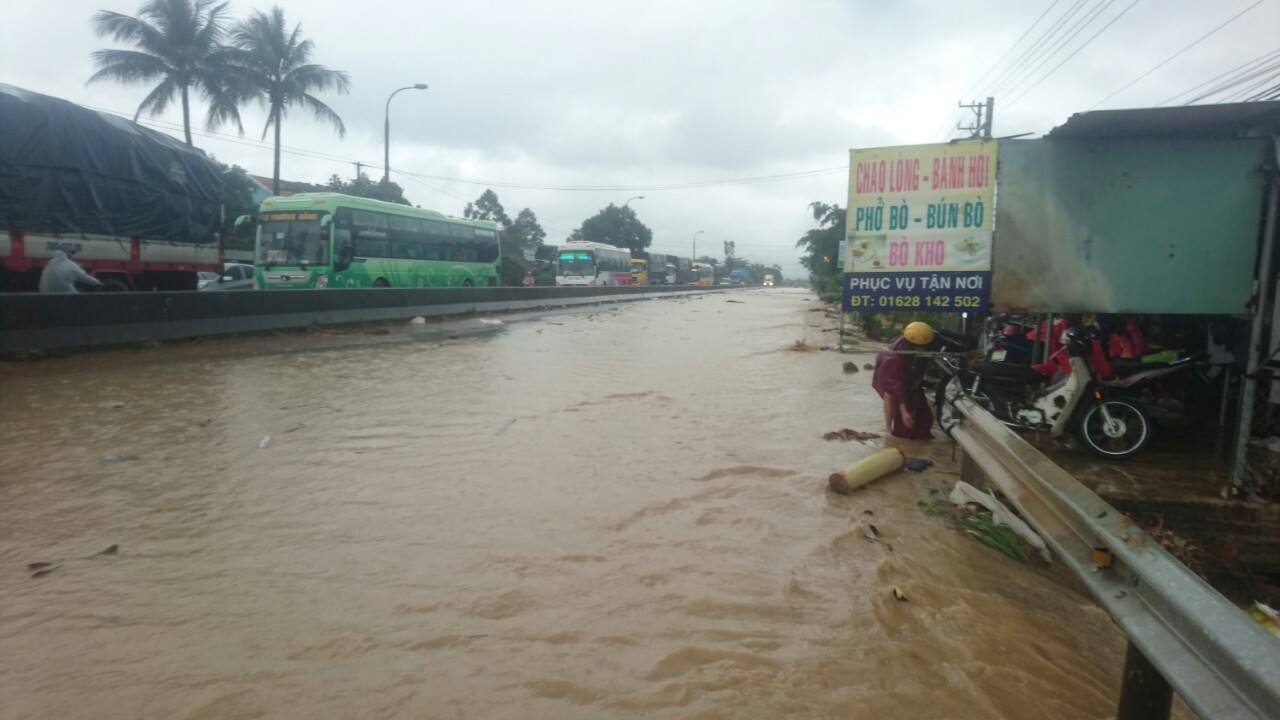 Bão số 9 càn quét Bà Rịa - Vũng Tàu, Sài Gòn mưa rất to - 16