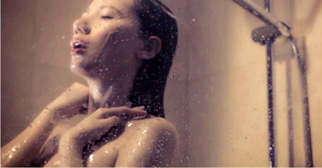 Táo bạo hơn, Chung Thục Quyên còn khỏa thân quay cảnh tắm cho MV.