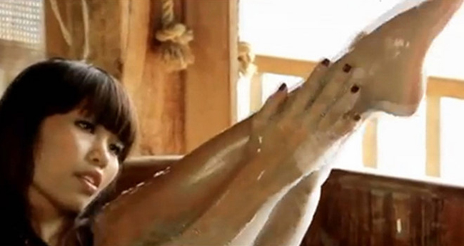 Trong MV ca nhạc, Hà Anh cởi đồ vào bồn tắm, thỏa thích với bọt xà bông.