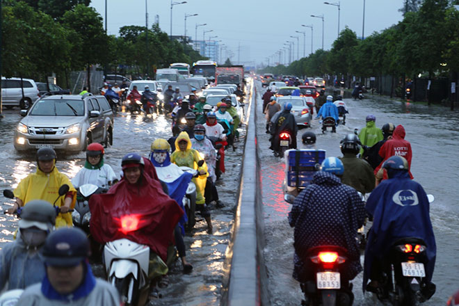 Bão số 9 lướt qua, Sài Gòn mưa “tối tăm mặt mũi”, cả thành phố như thành sông - 5