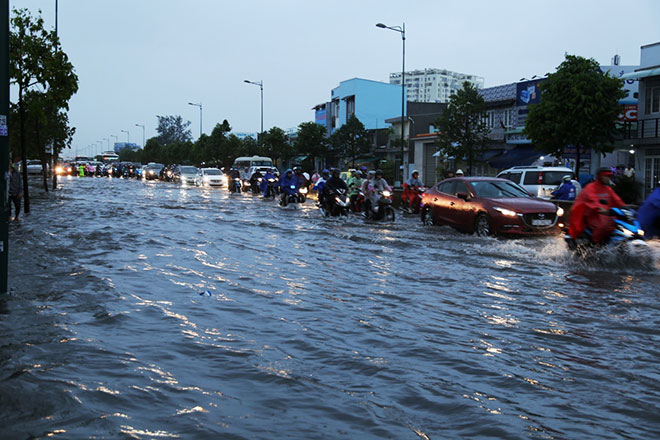 Bão số 9 lướt qua, Sài Gòn mưa “tối tăm mặt mũi”, cả thành phố như thành sông - 4