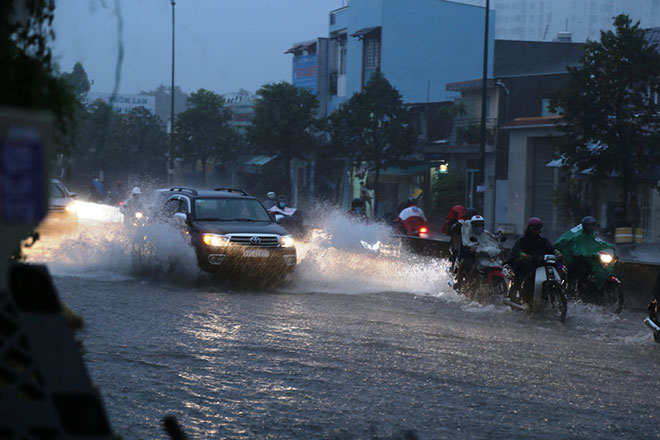 Bão số 9 lướt qua, Sài Gòn mưa “tối tăm mặt mũi”, cả thành phố như thành sông - 9