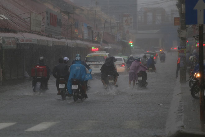 Bão số 9 lướt qua, Sài Gòn mưa “tối tăm mặt mũi”, cả thành phố như thành sông - 13