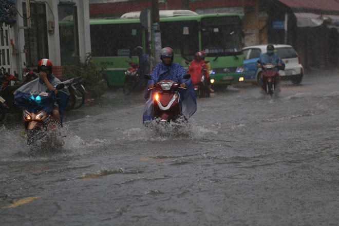 Bão số 9 lướt qua, Sài Gòn mưa “tối tăm mặt mũi”, cả thành phố như thành sông - 11