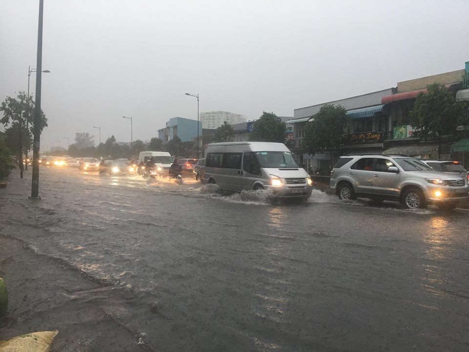 Bão số 9 khiến hàng loạt chuyến bay trễ giờ, hàng trăm người vạ vật tại sân bay Tân Sơn Nhất - 10