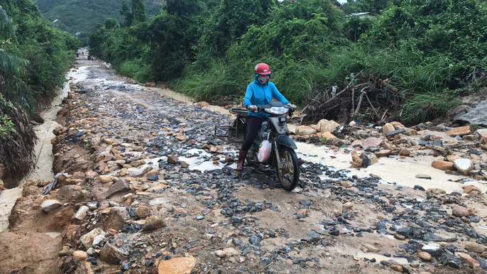 Đường ở Nha Trang biến thành &#34;suối&#34;, đá tảng lăn đầy đường - 10