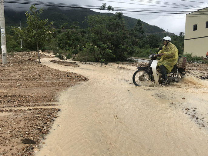 Đường ở Nha Trang biến thành &#34;suối&#34;, đá tảng lăn đầy đường - 14