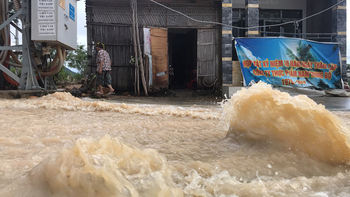 Đường ở Nha Trang biến thành &#34;suối&#34;, đá tảng lăn đầy đường - 2