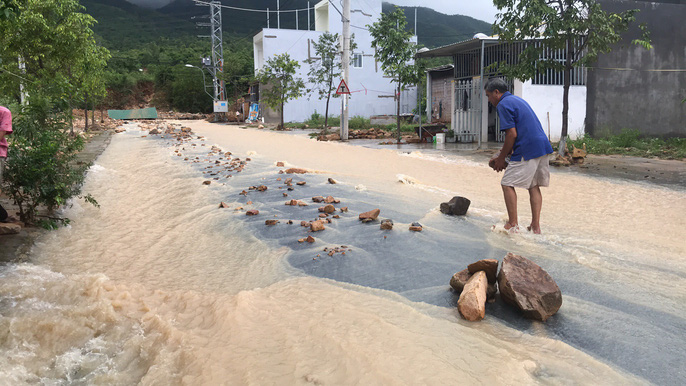 Đường ở Nha Trang biến thành &#34;suối&#34;, đá tảng lăn đầy đường - 3