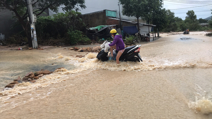 Đường ở Nha Trang biến thành &#34;suối&#34;, đá tảng lăn đầy đường - 4