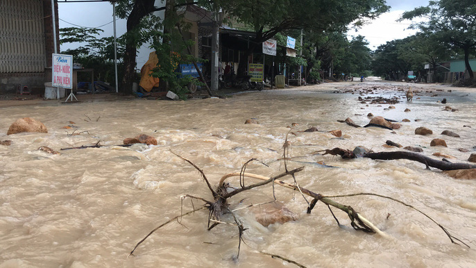 Đường ở Nha Trang biến thành &#34;suối&#34;, đá tảng lăn đầy đường - 5