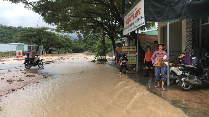 Đường ở Nha Trang biến thành &#34;suối&#34;, đá tảng lăn đầy đường - 6