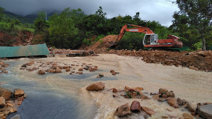 Đường ở Nha Trang biến thành &#34;suối&#34;, đá tảng lăn đầy đường - 7