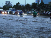 Tin tức trong ngày - Bão số 9 lướt qua, Sài Gòn mưa “tối tăm mặt mũi”, cả thành phố như thành sông