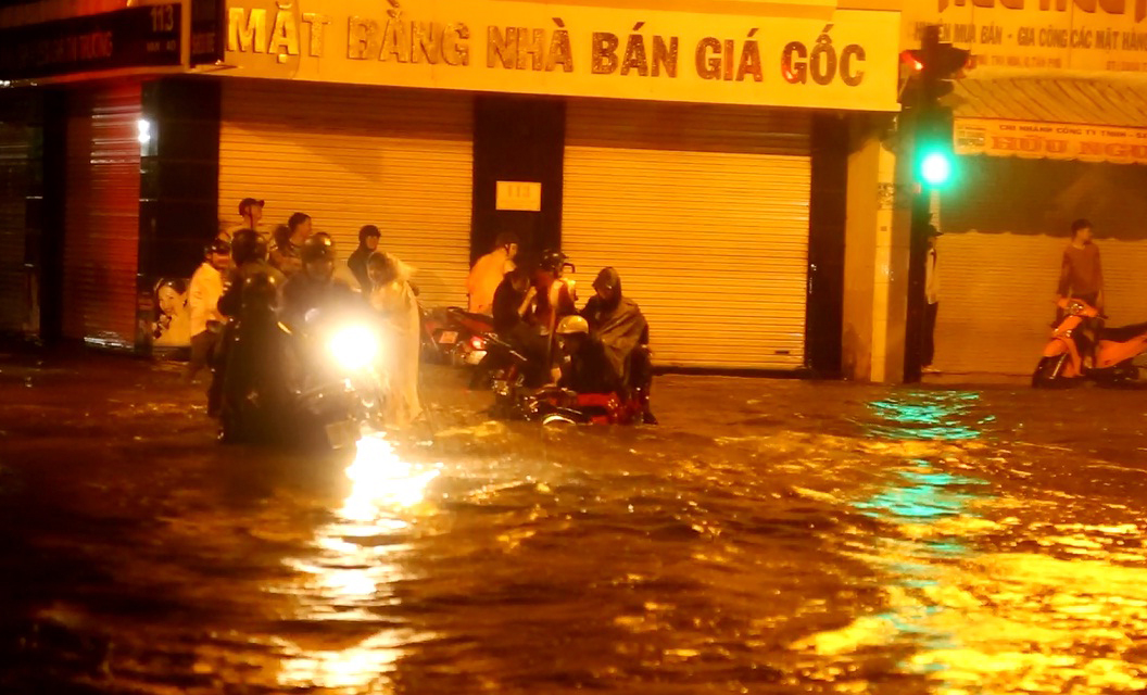 Mưa lớn khủng khiếp hàng giờ, người Sài Gòn “bơi” trong biển nước sâu cả mét - 10