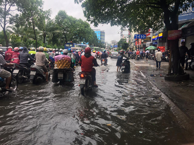 Toàn cảnh Sài Gòn “ngập toàn tập” sau trận mưa lớn khủng khiếp chưa từng có - 8