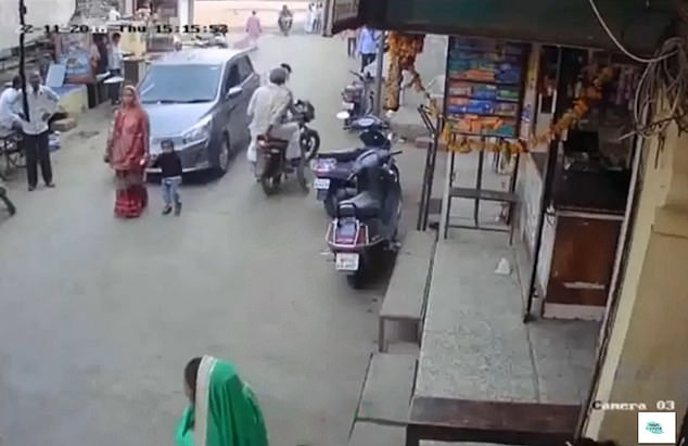 Video: Mẹ và bé trai đang đi bộ trên đường, bị xe lao tới cán qua người - 1