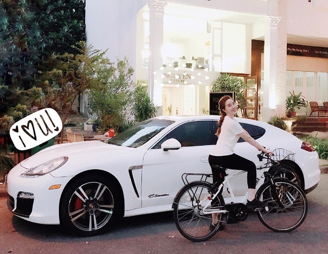 Cuối năm 2015, cô mạnh tay sắm xế hộp Porsche Panamera màu trắng có giá hơn 8 tỷ đồng.